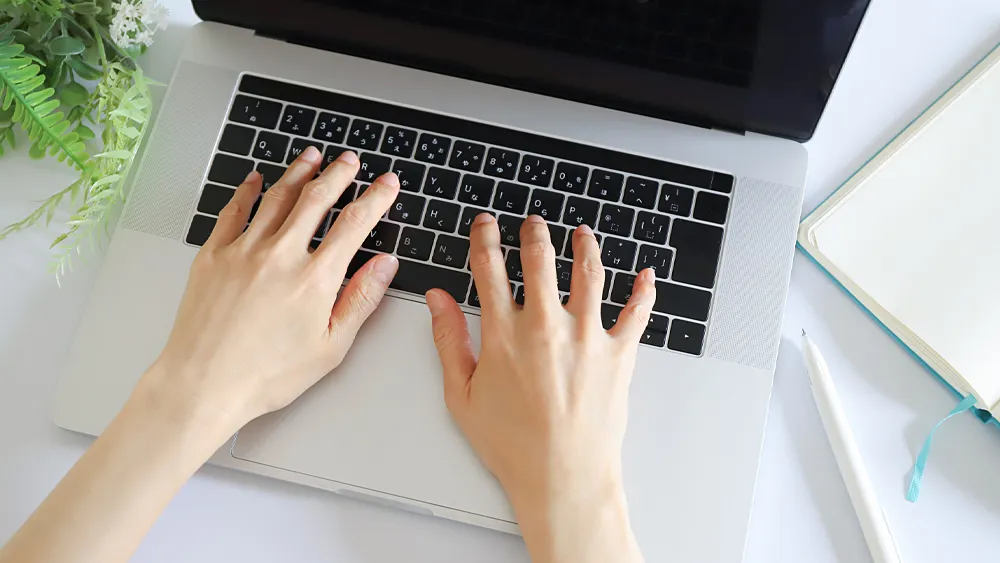 パソコンを使う手元