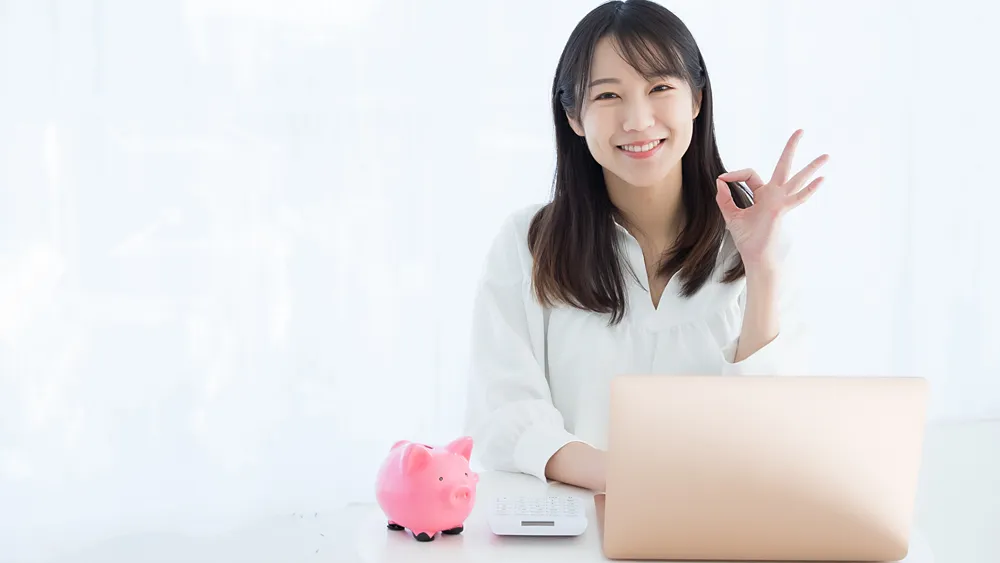 収入アップで笑顔の女性