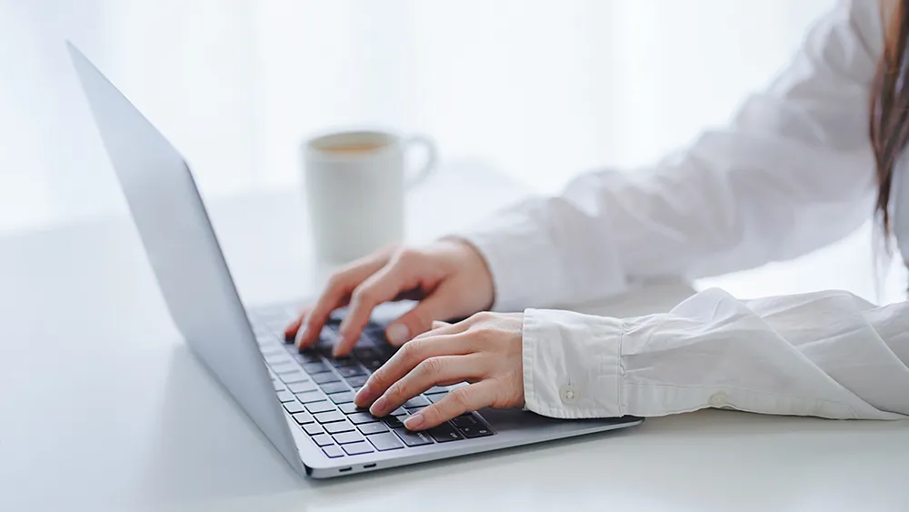 パソコンをする女性の手元