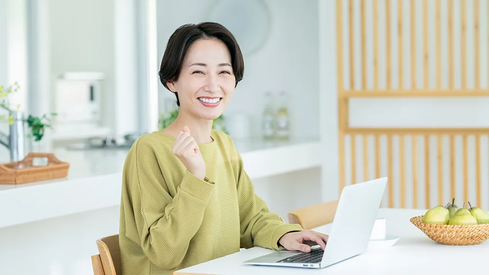 自宅でパソコンを使うミドルの女性