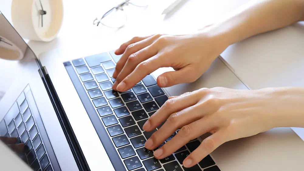 パソコンをする手