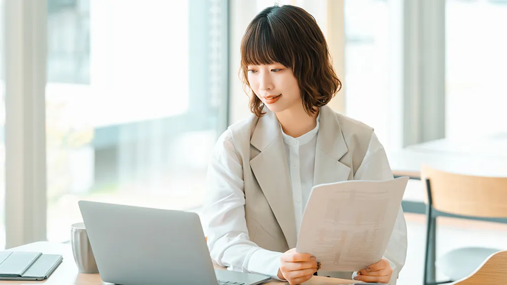 パソコンをする女性