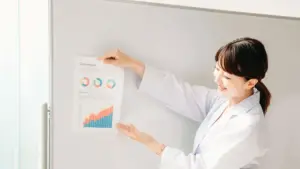 会議をする白衣の女性