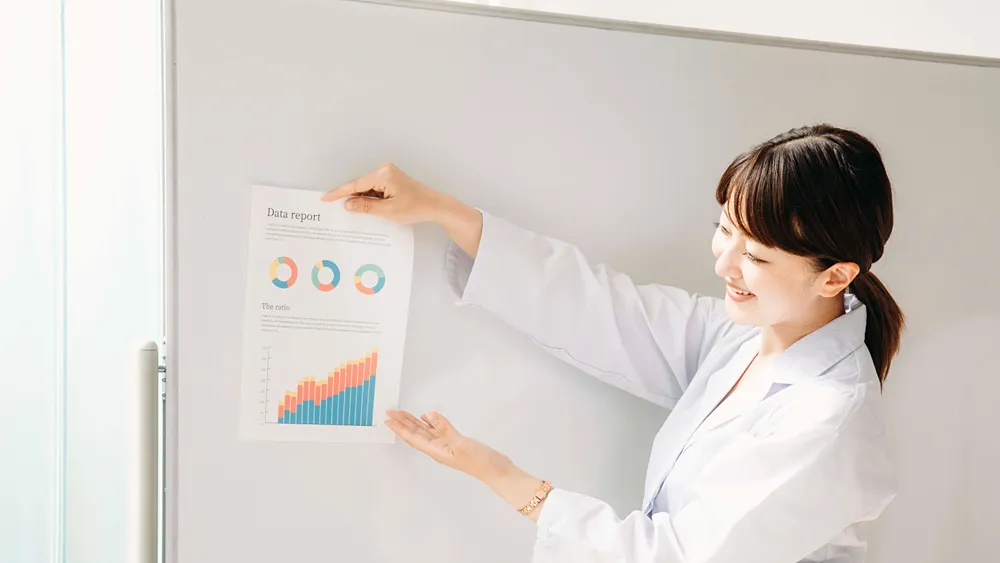 会議をする白衣の女性