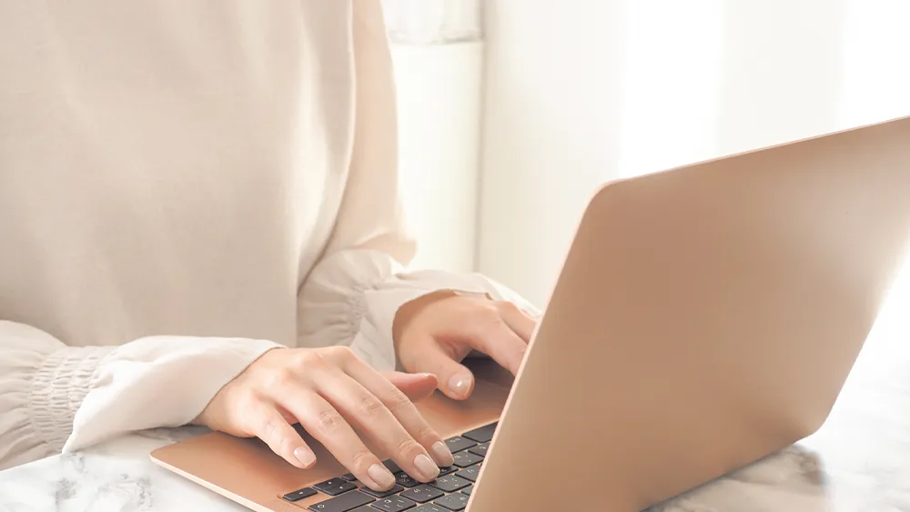 パソコンをする女性の手元