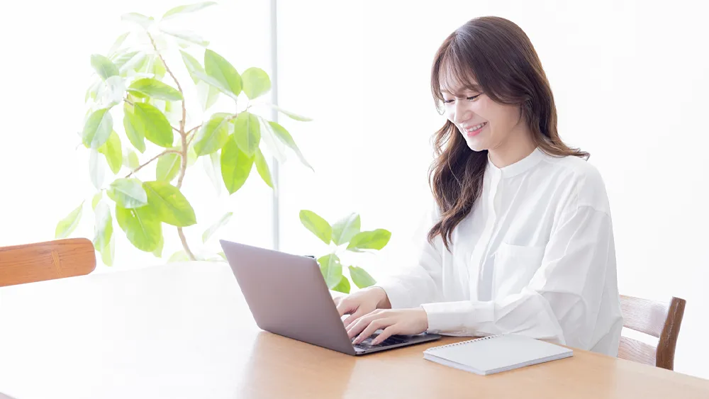 パソコンをする女性