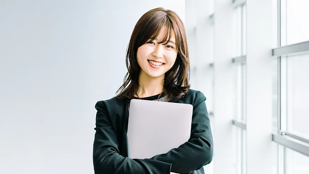 前向きな笑顔の女性