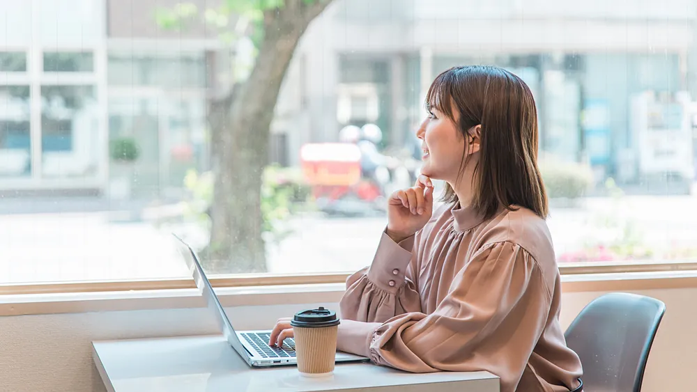 カフェで仕事をする女性