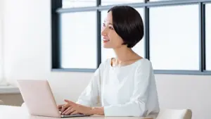 室内で仕事をする女性