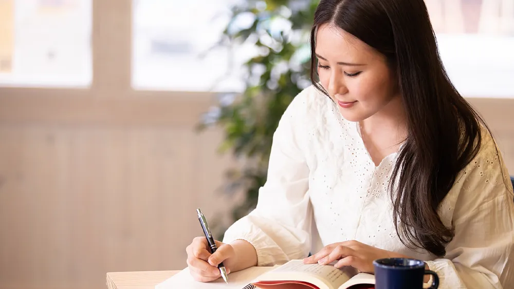 勉強する女性