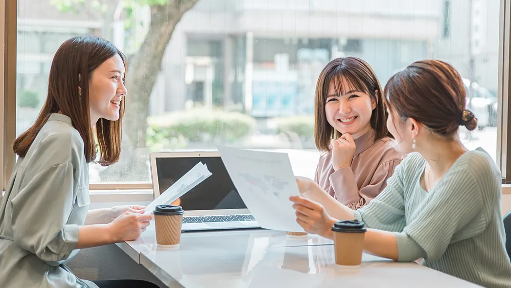 打ち合わせをする女性