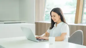 パソコンで勉強する女性