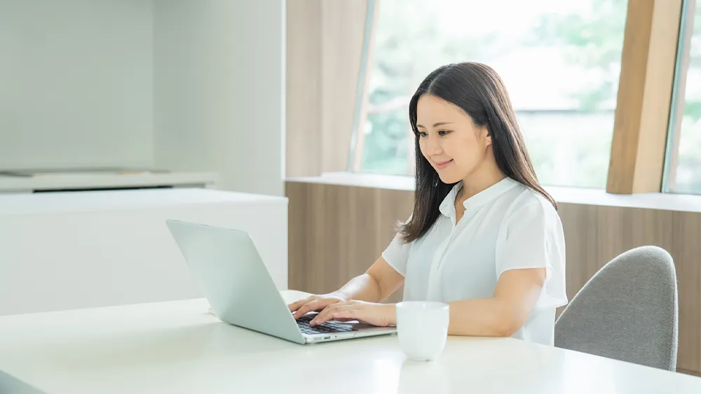 パソコンで勉強する女性