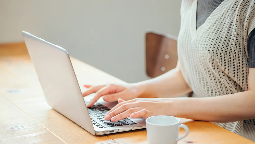 パソコンをする女性