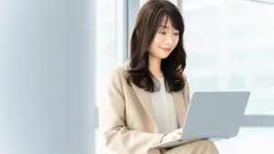 パソコンをする女性