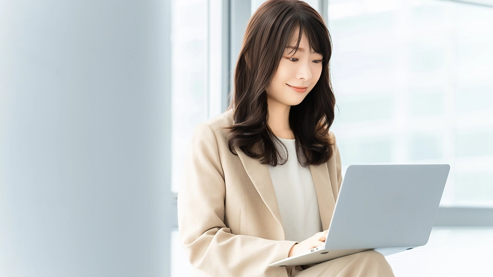 パソコンをする女性