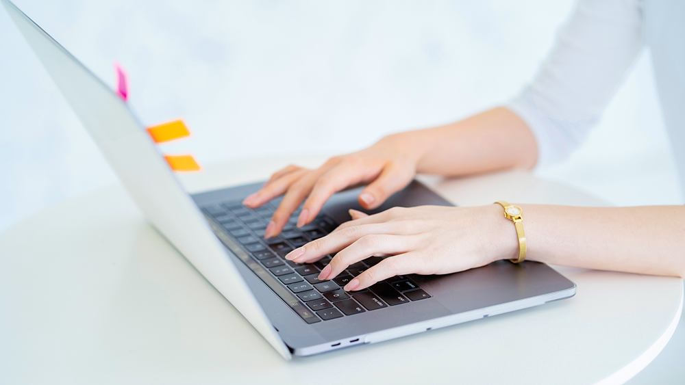 パソコンをする女性の手