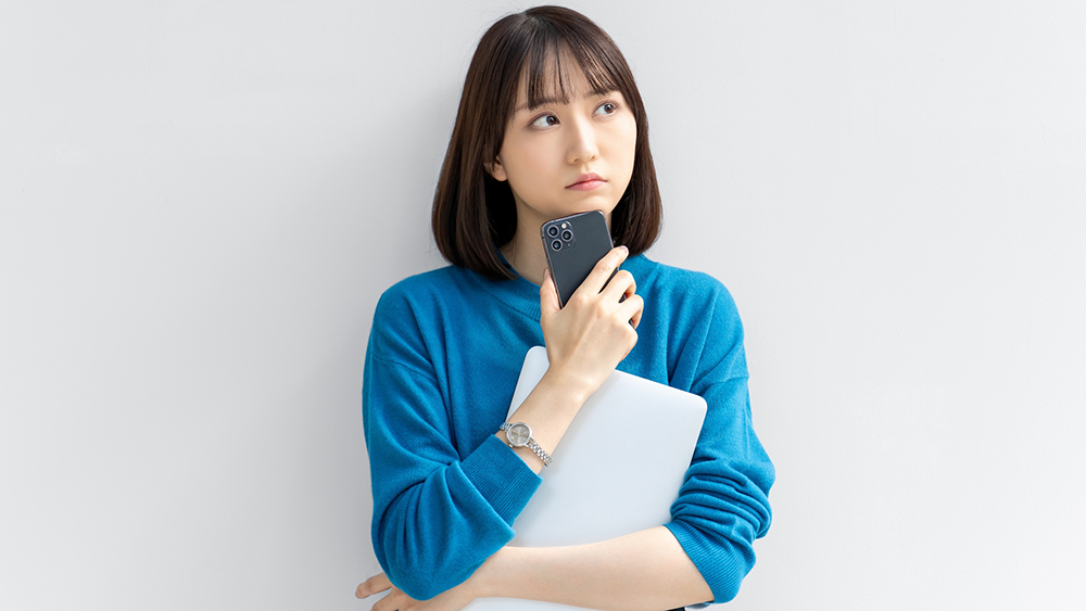 悩む女性