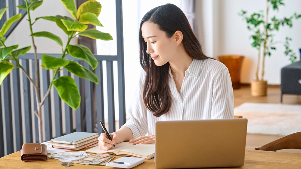 勉強をする女性