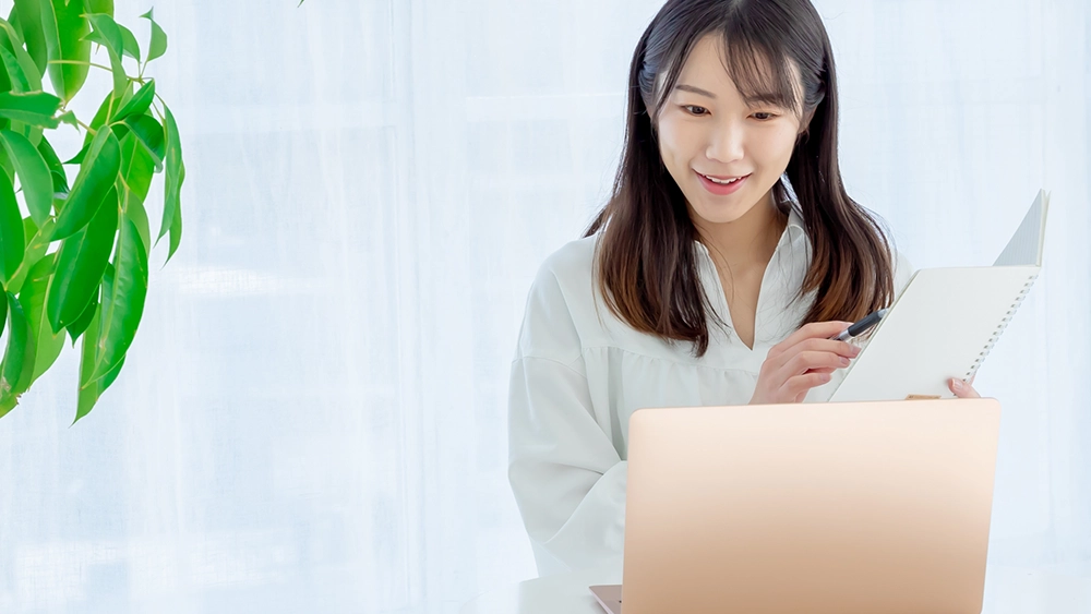 勉強する女性