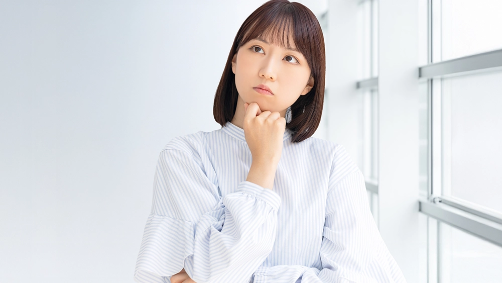 悩む女性