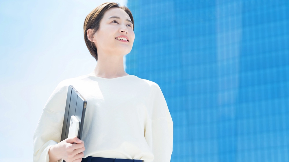 空を見上げる女性