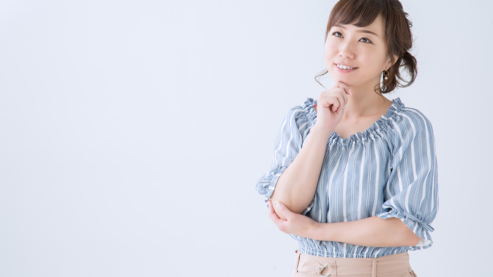 考えごとをする女性