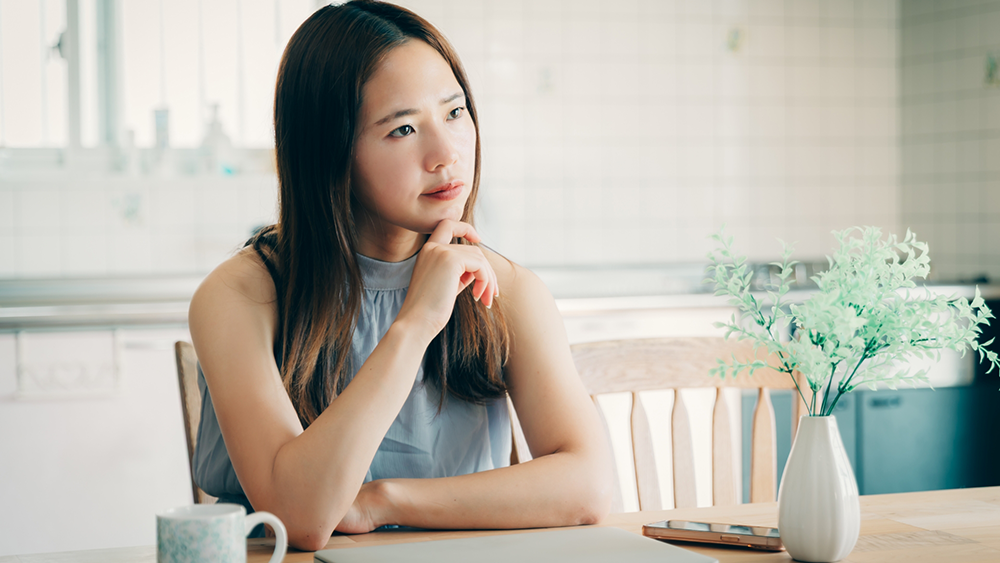 悩む女性
