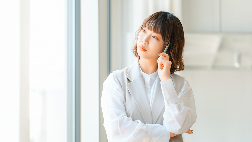 悩む女性